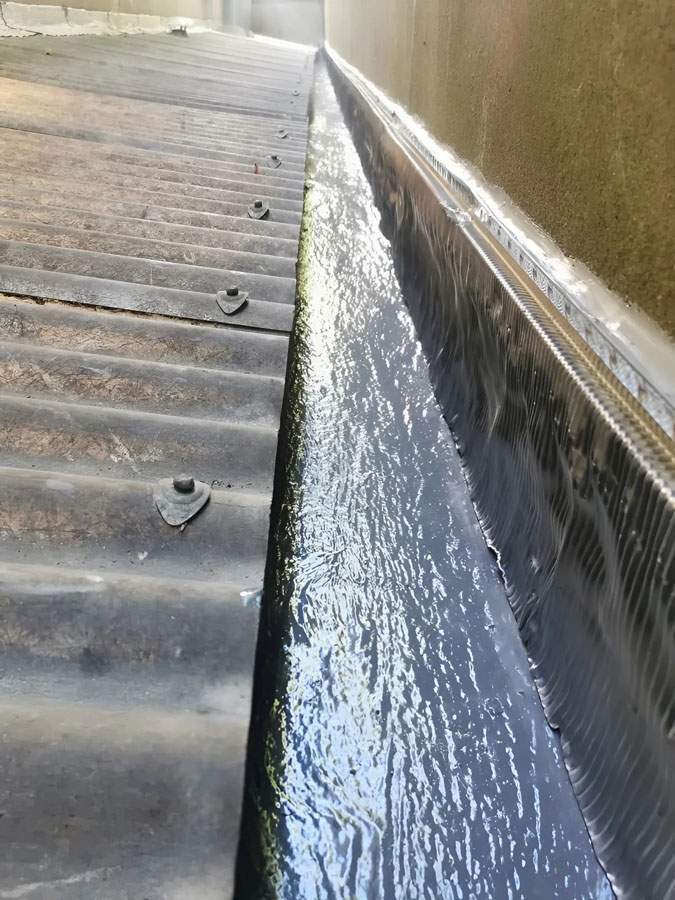 Application d'une résine d'étanchéité et pose d'une nouvelle bande solin Nantes